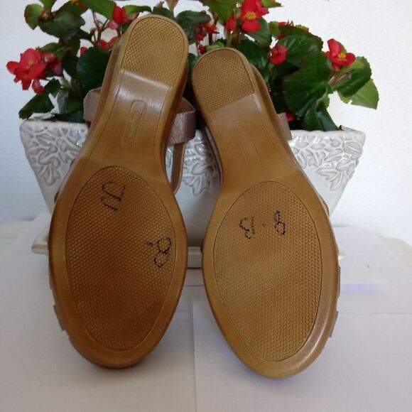 Easy Spirit Leather Metallic Tan 1.5” Sandals - Picture 2 of 7